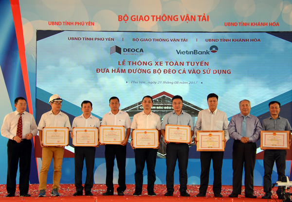 3 Tại buổi lễ, các tập thể, cá nhân các đơn vị chủ đầu tư, thi công, tư vấn giám sát... đã được UBND tỉnh Phú Yên và Khánh Hòa tặng bằng khen