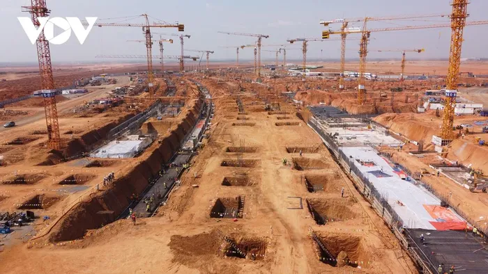 Mọi cán bộ nhân viên, kỹ sư công nhân trên công trường đại dự án đều tỏ rõ tinh thần tập trung cao độ, nỗ lực không ngừng nghỉ với mục tiêu đưa dự án thành phần 3 về đích đúng tiến độ