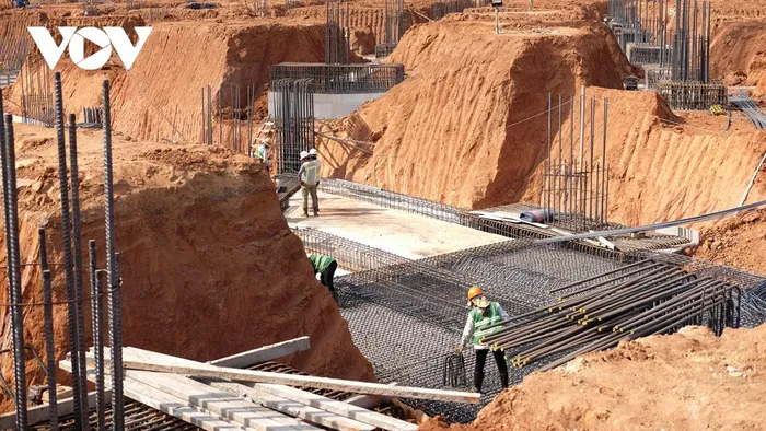 Liên danh các nhà thầu trong nước và quốc tế đã hoàn thiện công tác nội nghiệp, thành lập các Ban chỉ huy công trường, lập biện pháp thi công tổng thể và chi tiết...