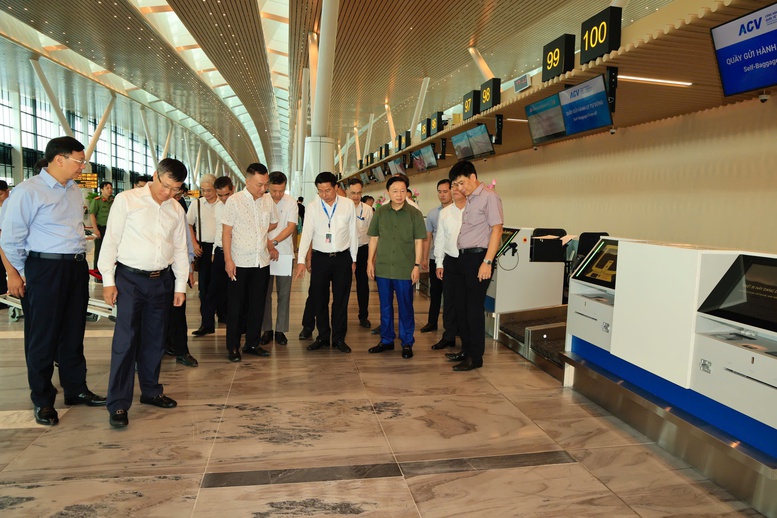 6c91eb24-1f46-4fb9-8d5e-9c95f9684e22-17496971266371661726489-1 Phó Thủ tướng Trần Hồng Hà thị sát hoạt động của nhà ga T3 - sân bay Tân Sơn Nhất- Ảnh 2.