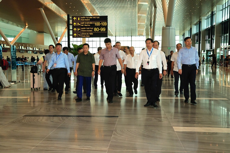 718f16c3-fd66-4072-a59e-87eea745ab0d-17496971268221098082376-1 Phó Thủ tướng Trần Hồng Hà thị sát hoạt động của nhà ga T3 - sân bay Tân Sơn Nhất- Ảnh 4.