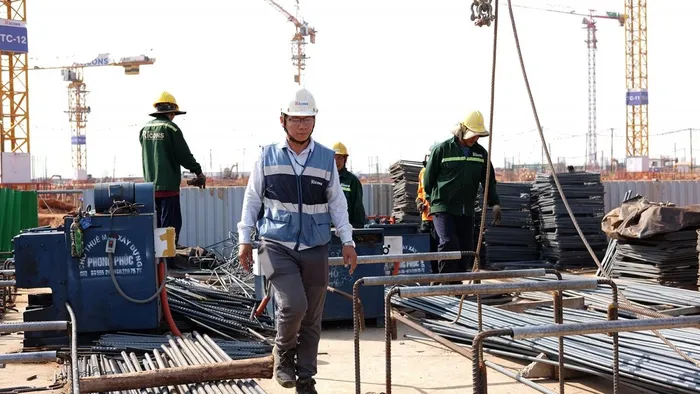 Đồng thời làm việc với chính quyền địa phương chuẩn bị các điều kiện để thi công lâu dài. Việc siết chặt kỷ luật lao động được quán triệt, thực hiện nghiêm biện pháp bảo đảm an toàn lao động, phòng, chống cháy nổ