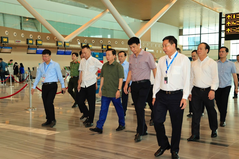 8672adc9-7fa8-456e-8c90-b0beddf40b3d-17496971268171184721386-1 Phó Thủ tướng Trần Hồng Hà thị sát hoạt động của nhà ga T3 - sân bay Tân Sơn Nhất- Ảnh 3.