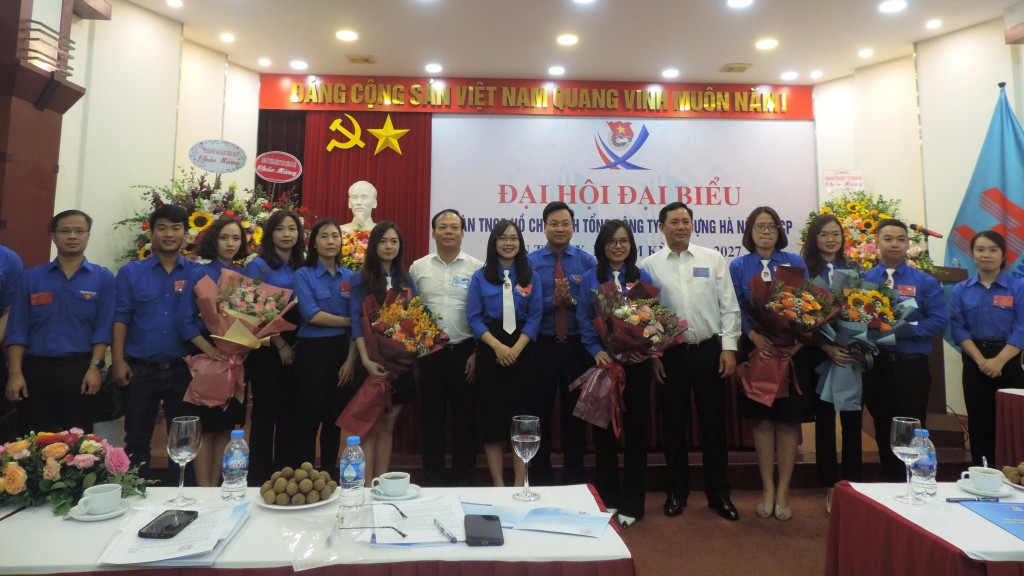 Các vị đại biểu tặng hoa chúc mừng Ban chấp hành Đoàn Thanh niên Tổng công ty Xây dựng Hà Nội CTCP khóa IX