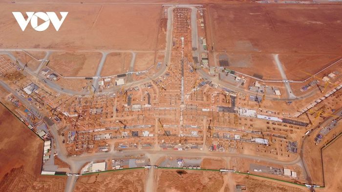 Sau khi khởi công vào cuối tháng 8/2023, đến nay các hạng mục chính của sân bay Long Thành như nhà ga, đường cất hạ cánh, đường lăn, các tuyến kết nối T1 và T2... cơ bản đáp ứng được tiến độ đề ra