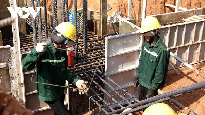 Hiện 24 cẩu tháp đã được đưa vào hoạt động, triển khai thi công các tuyến đường tạm kết nối với tuyến đường công vụ hiện hữu của dự án đạt khối lượng 100% với tổng chiều dài gần 3,7km; thi công cổng và hàng rào công trường, thi công đào đất đạt 100%...