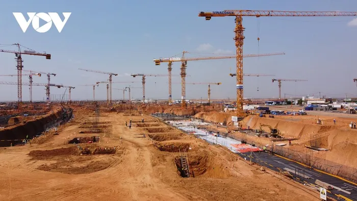 Trên đại công trường sân bay Long Thành, 4.000 kỹ sư, công nhân và gần 2.000 máy móc, thiết bị thi công liên tục ngày đêm làm việc xuyên Tết