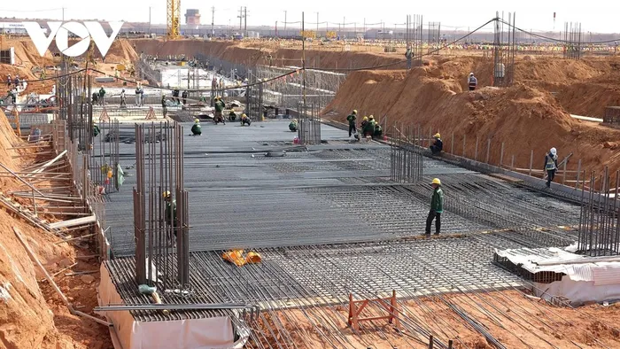 Tổng Công ty Cảng hàng không Việt Nam (ACV) đã chỉ đạo nhà thầu triển khai gia công kết cấu thép mái, đổ bê tông đài móng cọc nhà ga, thi công đào đất… đáp ứng tiến độ đề ra với quyết tâm tập trung tăng tốc thi công thân bê tông cốt thép trước mùa mưa