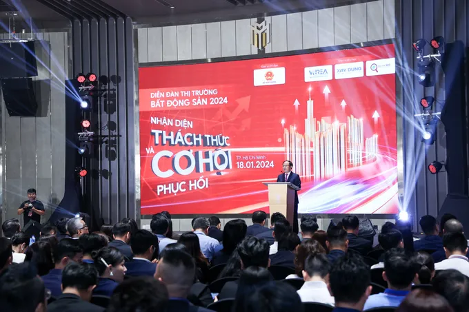 Thứ trưởng Bộ Xây dựng Nguyễn Văn Sinh phát biểu khai mạc diễn đàn img-20240118-150124-407.jpg