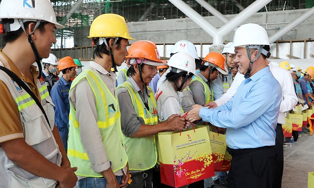 Thứ trưởng Nguyễn Việt Hùng thăm và chúc Tết người lao động tại công trường nhà ga T3 Thứ trưởng Nguyễn Việt Hùng thăm và chúc Tết người lao động tại công trường nhà ga T3